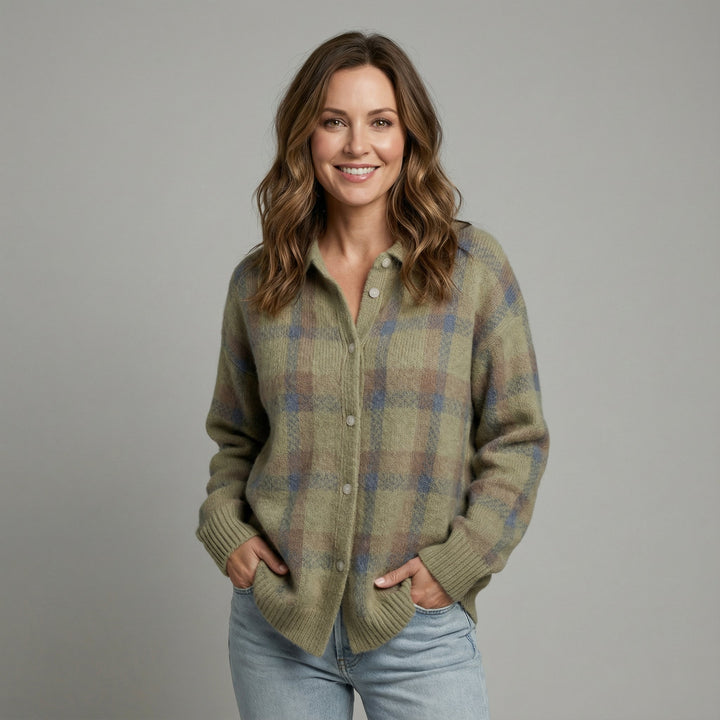 Fiora – Cosy Knit Shirt for Cold-Day Comfort